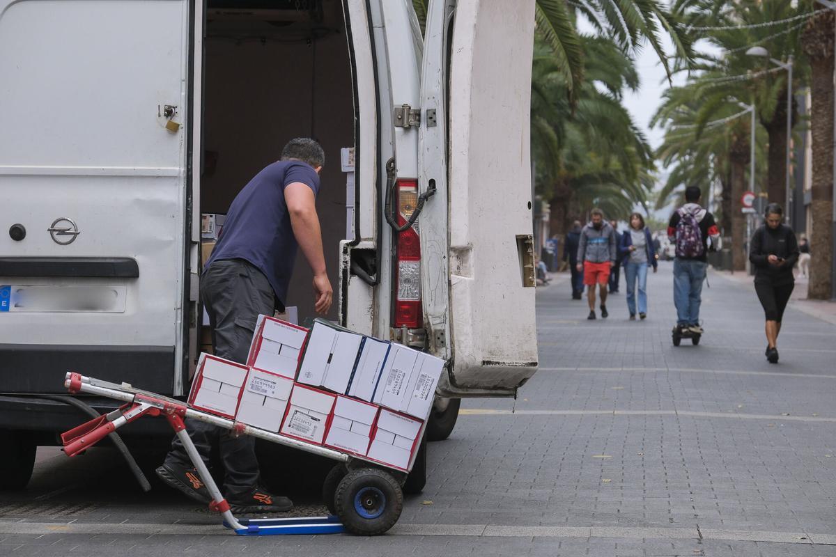 Distribuidores de mercancías en un carga y descarga.