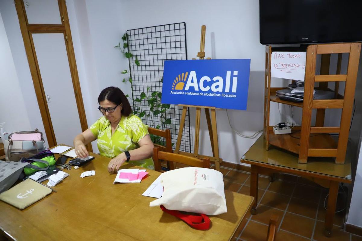 La presidenta de Acali, María Ruiz, en la sede de la asociación.