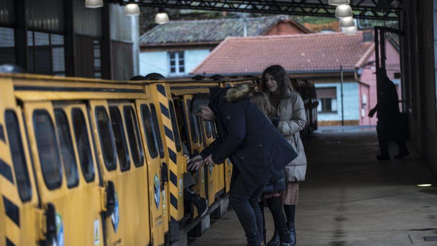 Visitantes accediendo al tren turístico del Ecomuseo del Valle de Samuño. | Miki lópez