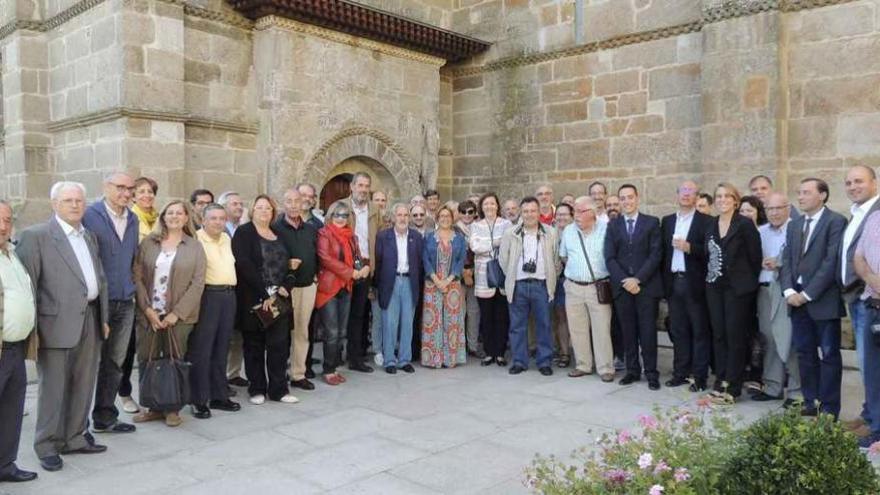 Participantes en la visita de ayer a la iglesia de Santa Marta, con presencia de Martín Pozo.