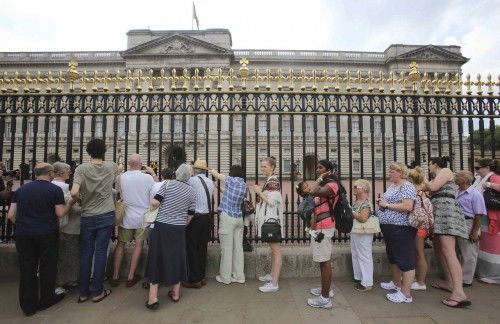 LOS BRITÁNICOS CELEBRAN EL ANUNCIO DEL PRIMOGÉNITO DE LOS DUQUES DE CAMBRIDGE