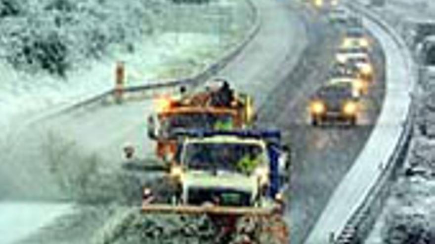 La nieve obliga a cortar el tráfico en La Jonquera