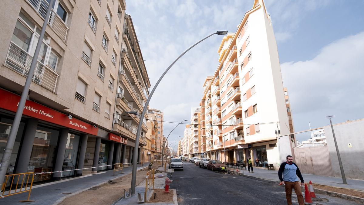 Zona de la calle Ricardo Ortega que ya permite ver algunos elementos de la renovación de la vía, como las aceras más anchas y las nuevas farolas