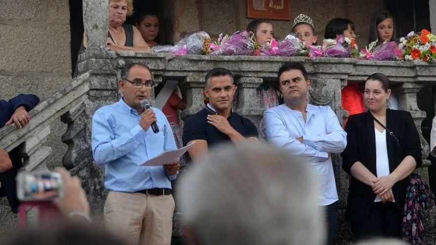 El director de FARO junto a representantes políticos de Poio. // G.S.