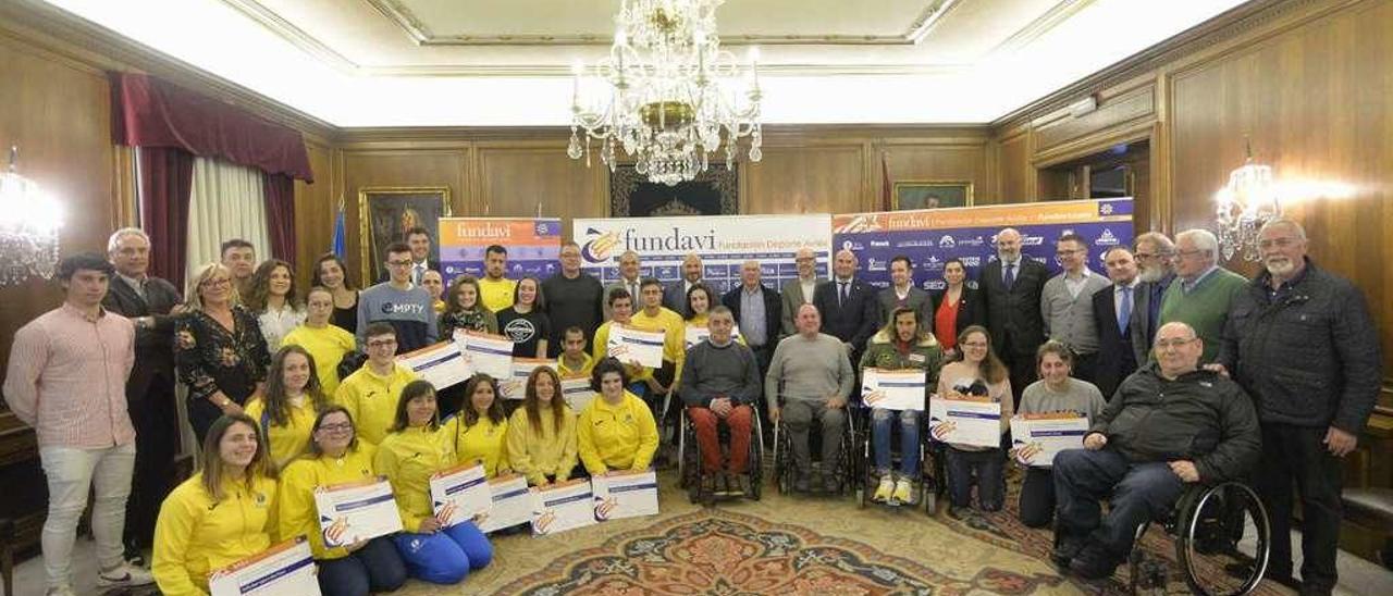 Foto de familia de los deportistas becados, los patrocinadores de Fundavi y las autoridades locales.