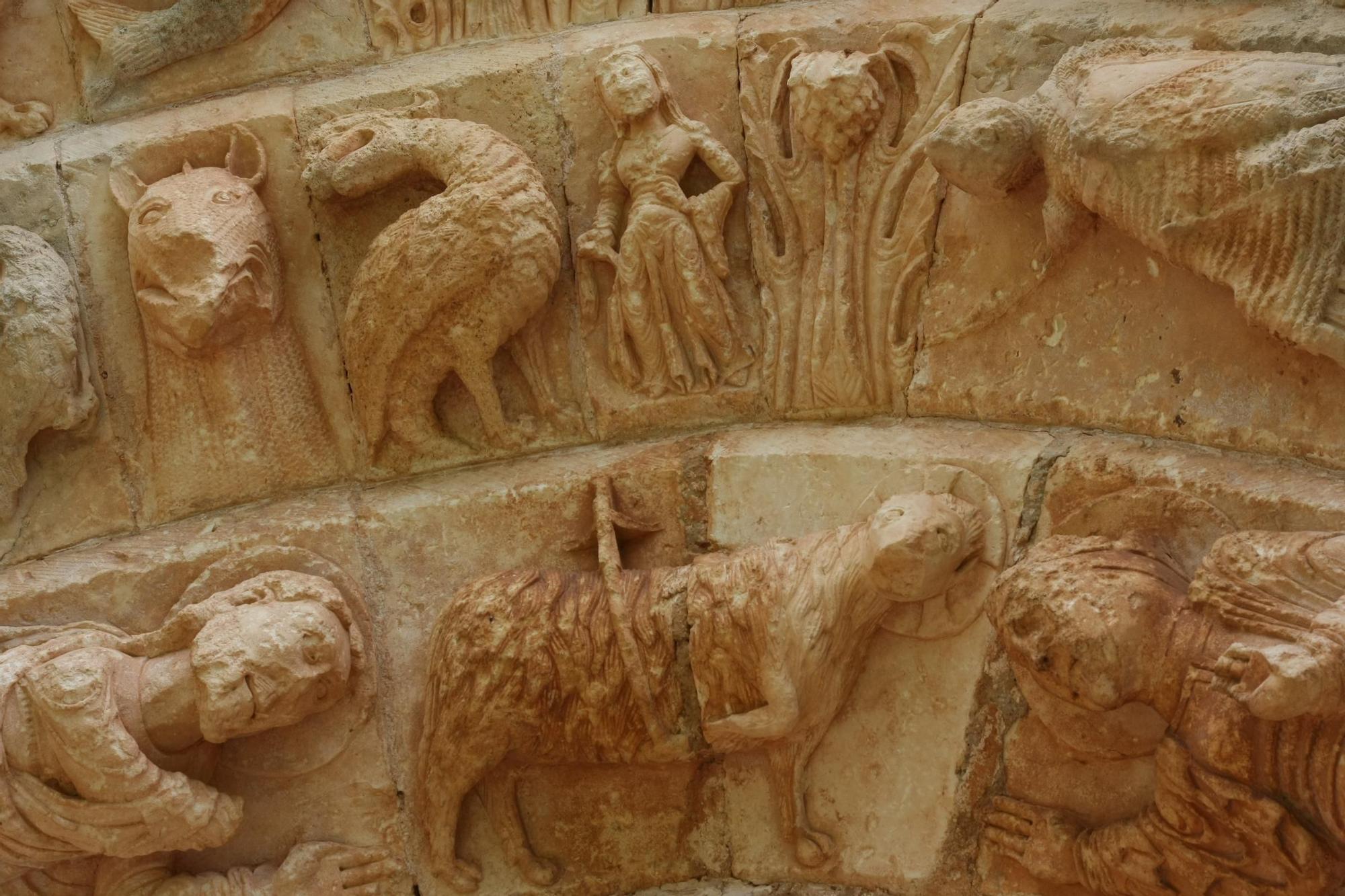 Agnus Dei, uno de los muchos simbolos que decoran la portada de la iglesia