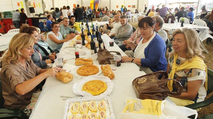 La comida del día del bollo, en Soto de Ribera.