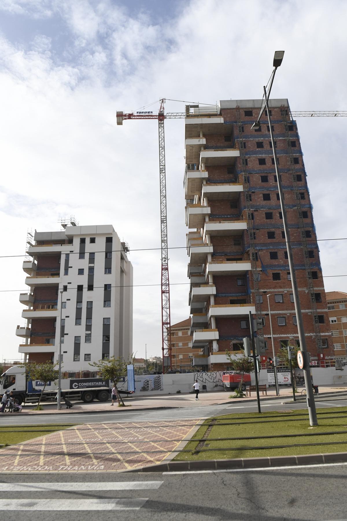 Dos bloques de catorce y ocho plantas se erigen en Espinardo y su silueta se suma a la del hotel JC1.