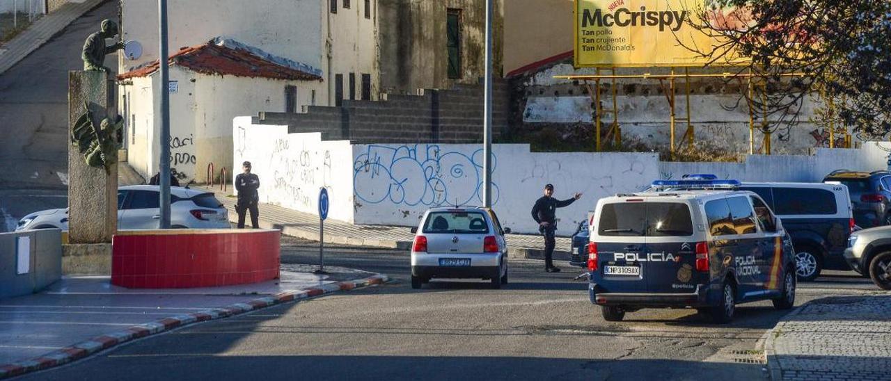 Control de la Policía Nacional ante el barrio de San Lázaro de Plasencia.