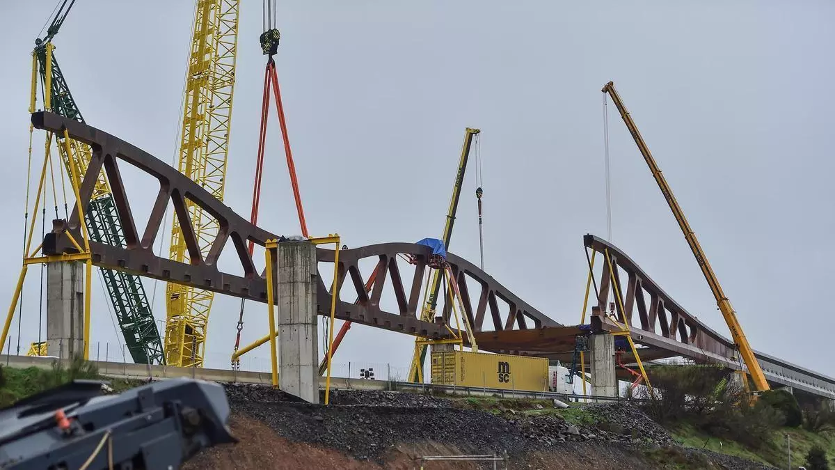 Viaducto del AVE a las puertas de Plasencia: impresionante montaje con una de las grúas más grandes de España