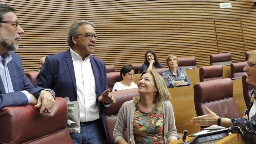 Manolo Mata, en el centro, dialoga, ayer, en las Corts con Subías, Concha Andrés y Ana Barceló.