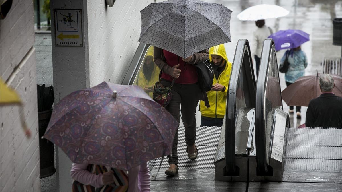 Un grupo de personas se protege de la lluvia