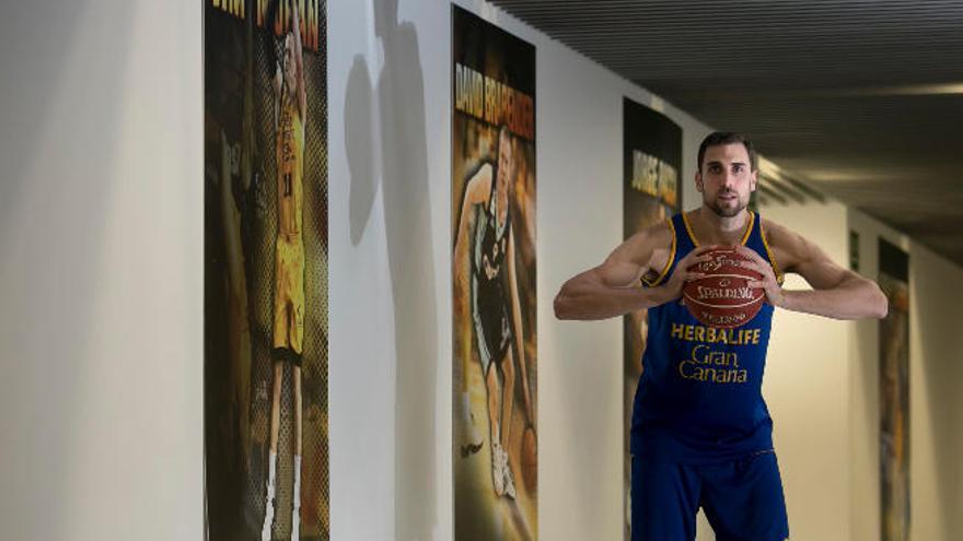 Aguilar, junto a las imágenes de los históricos del equipo en las entrañas del Gran Canaria Arena.