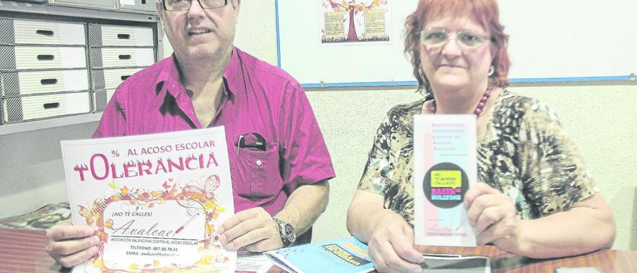 El secretario, Francisco Sorolla, y la presidenta de la Asociación contra el acoso, Teresa Canet, ayer.