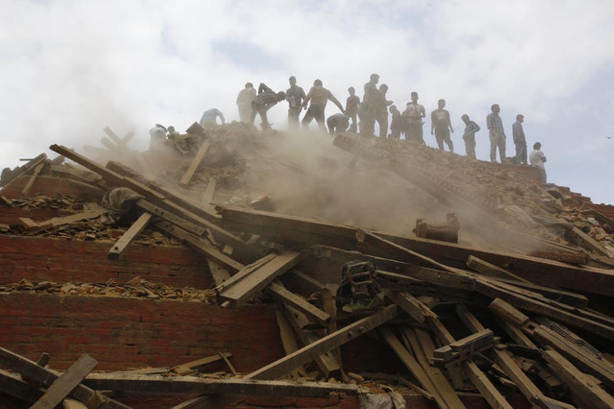Los voluntarios remueven los escombros de un edificio derrumbado en Nepal.