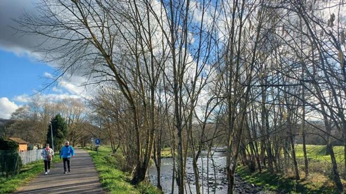 Caminantes en el Paseo del Río de Grado.