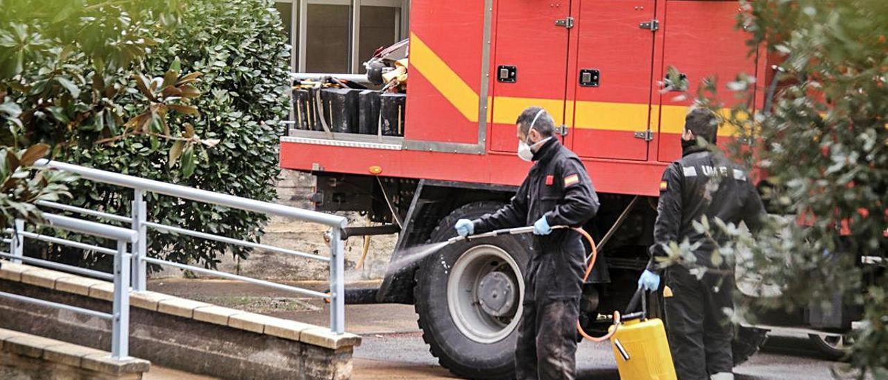 Efectivos de la UME desinfectan los exteriores de la residencia de Oliver en Alcoy.