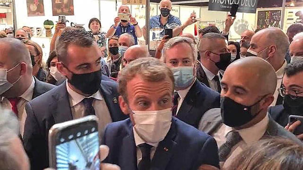 Le lanzan huevos a Macron
