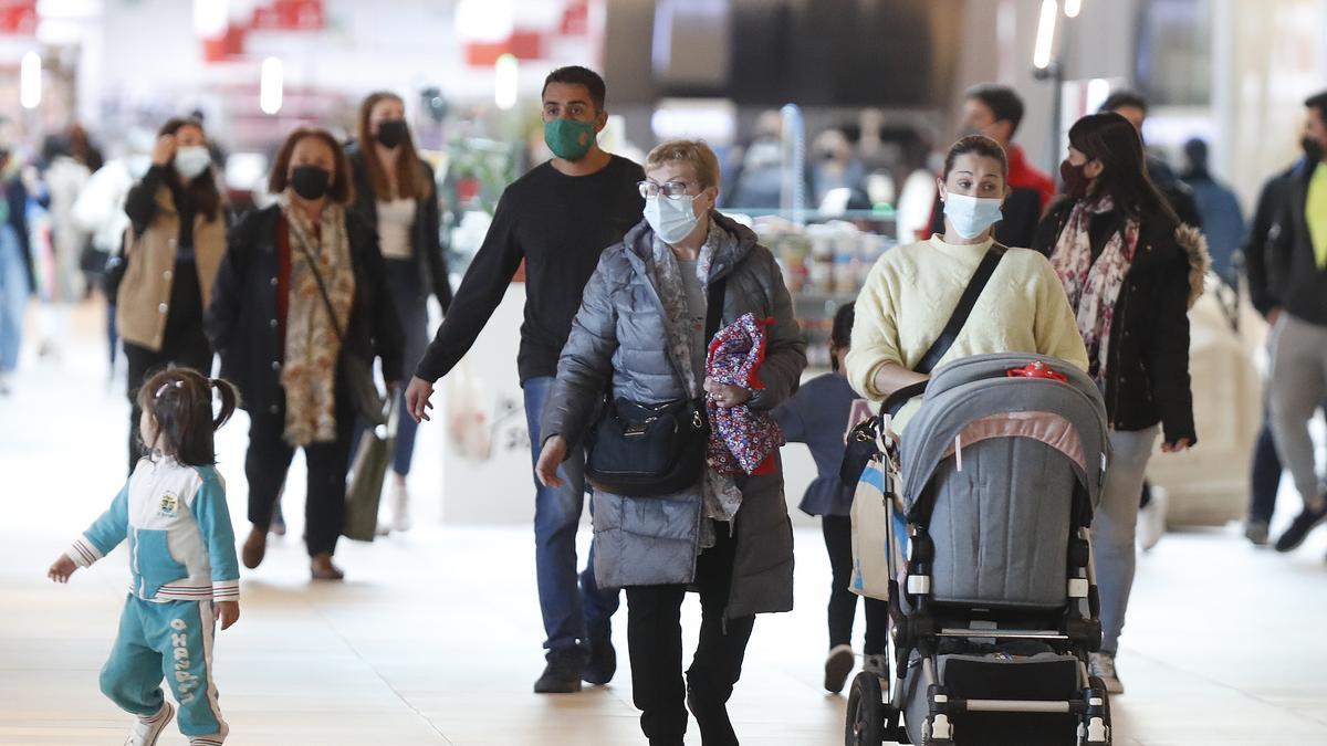 Varias personas con mascarilla en un centro comercial gallego.