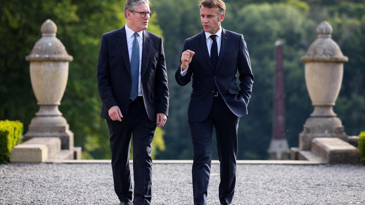 Keir Starmer y Emmanuel Macron conversan durante el encuentro de la Comunidad Política Europea, este jueves en Bleinheim, al sur de Inglaterra.