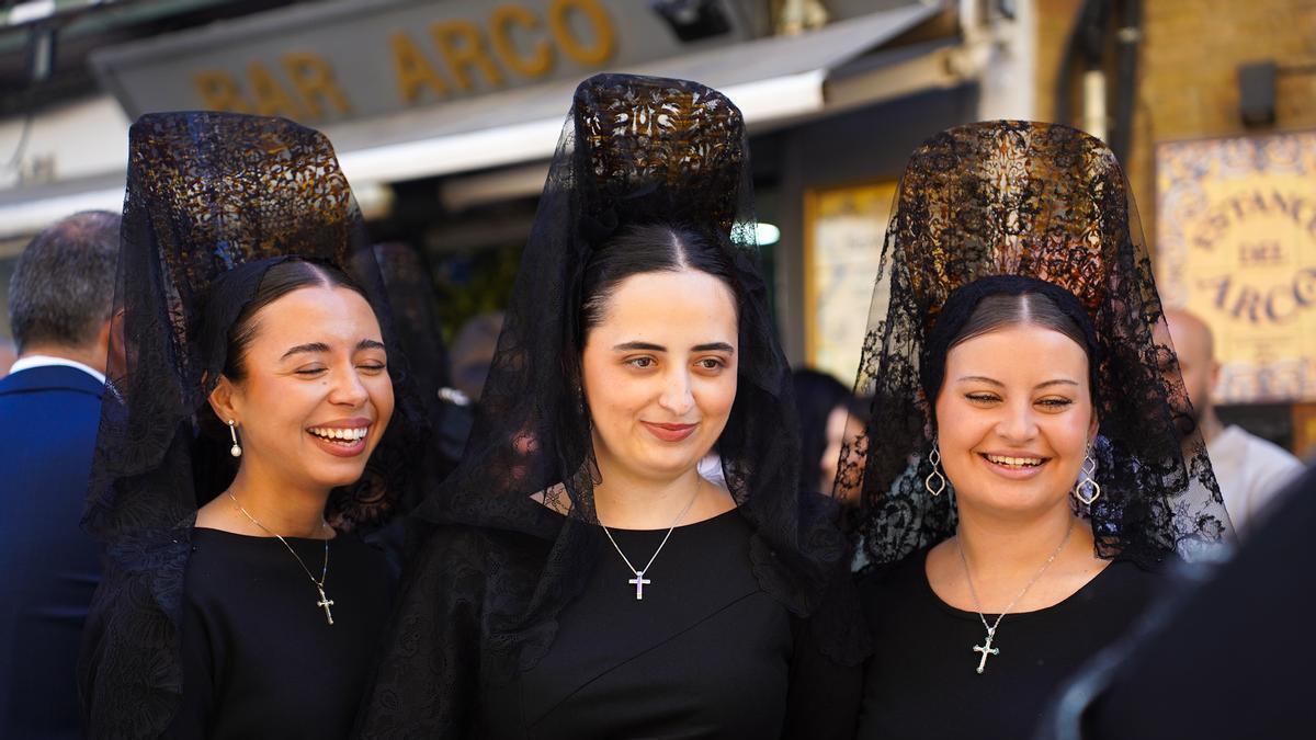 Imágenes del Jueves Santo en Sevilla: mantillas, tradición y devoción