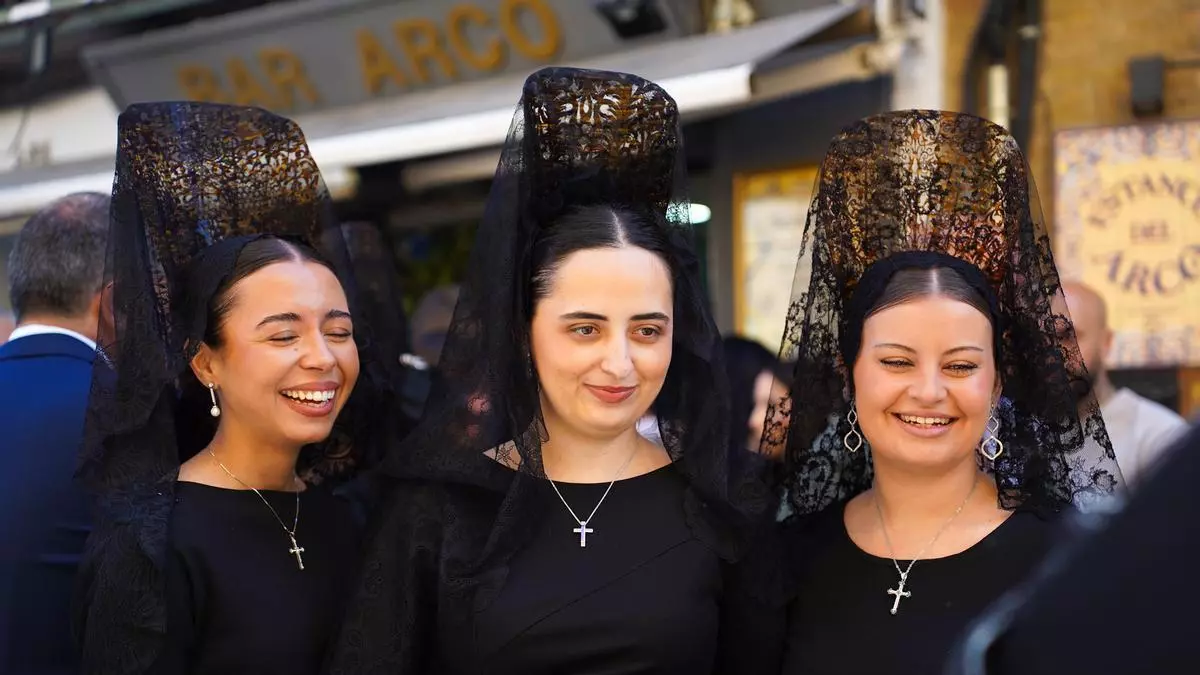 Las mantillas inundan Sevilla bajo el sol del Jueves Santo