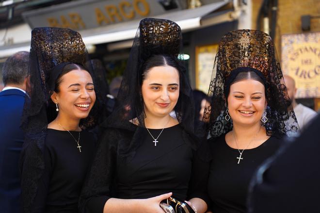 Imágenes del Jueves Santo en Sevilla: mantillas, tradición y devoción
