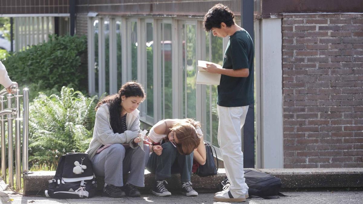 Alumnos durante los exámenes de la Prueba de Acceso a la Universidad (PAU ) en Galicia.