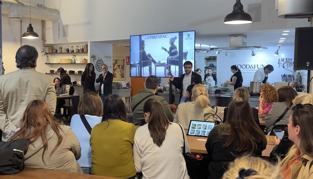 El diputat i vicepresident del Patronat de Turisme Costa Brava Girona de la Diputació de Girona, Joan Plana, dirigint-se als agents de viatges valencians durant la presentació.