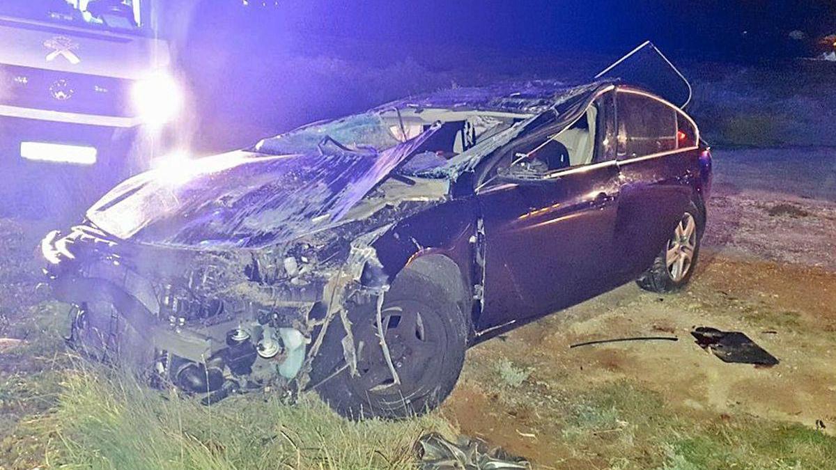 Estado del vehículo de los accidentados tras volcar al menos en una ocasión.