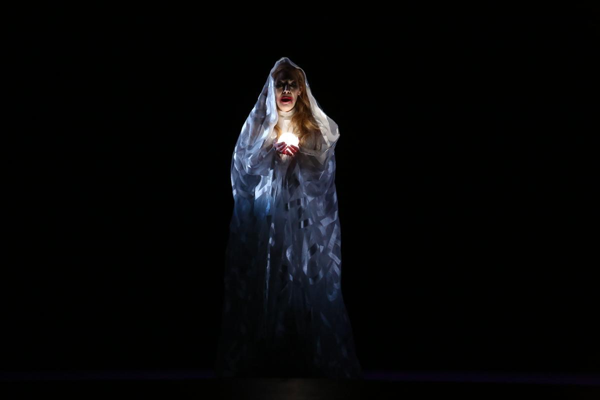 Montaje de Macbeth de Jaume Plensa en el Liceu