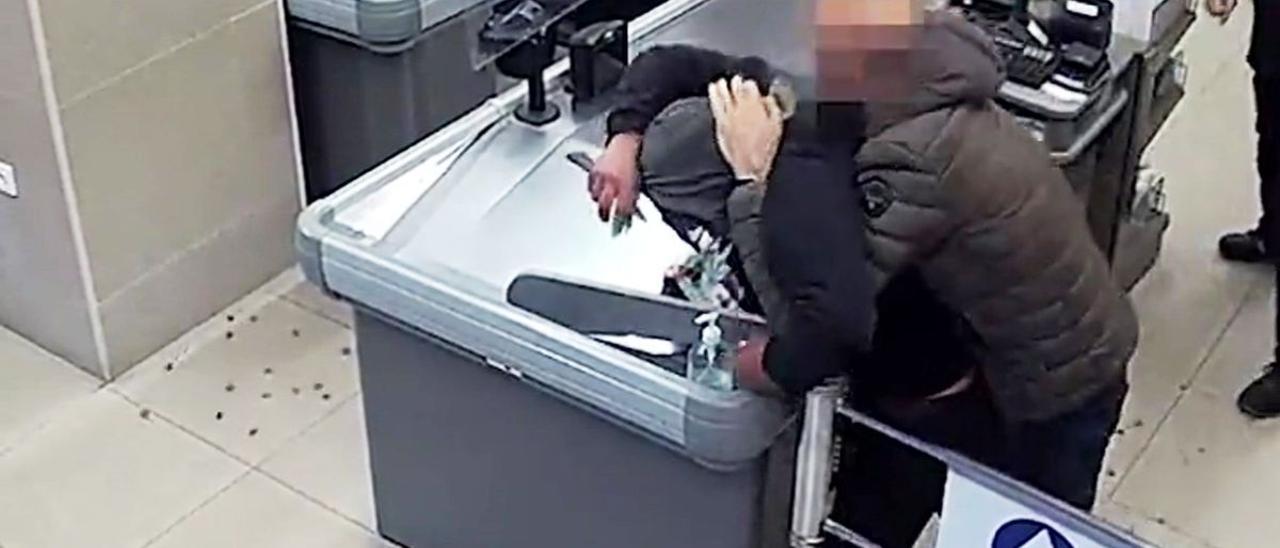 Un mosso fuera de servicio detiene a un atracador armado en un supermercado