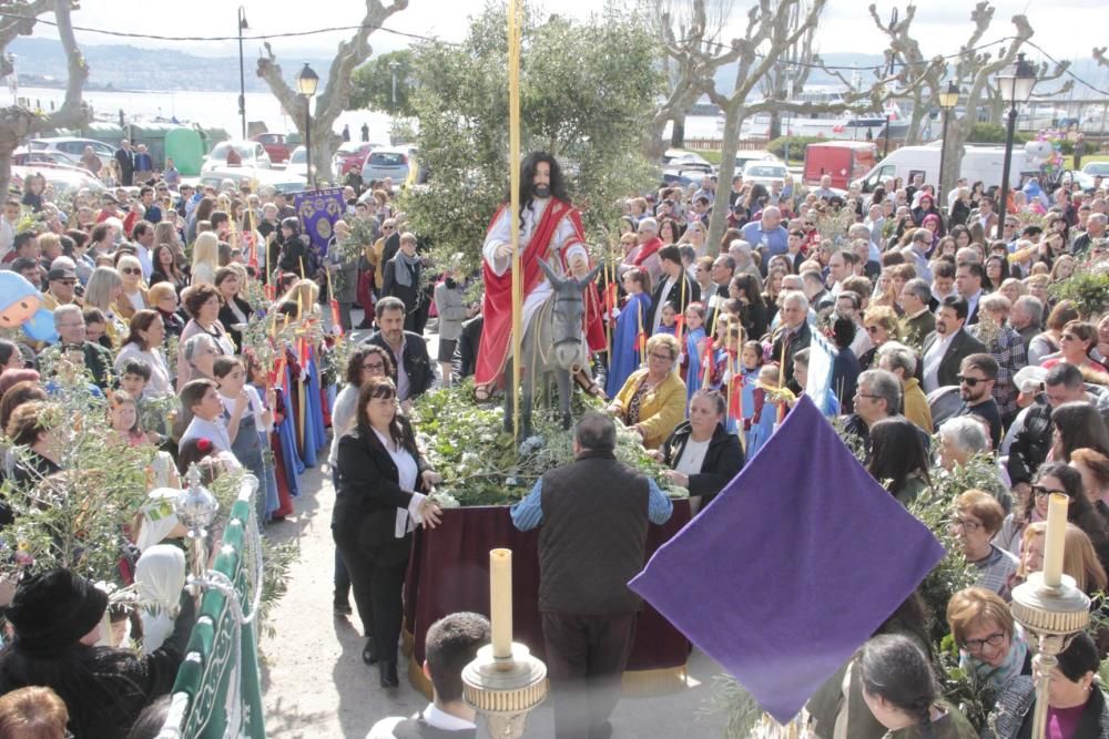 La procesión de "La Borriquilla" abre la Semana Santa en Cangas. // S. Álvarez