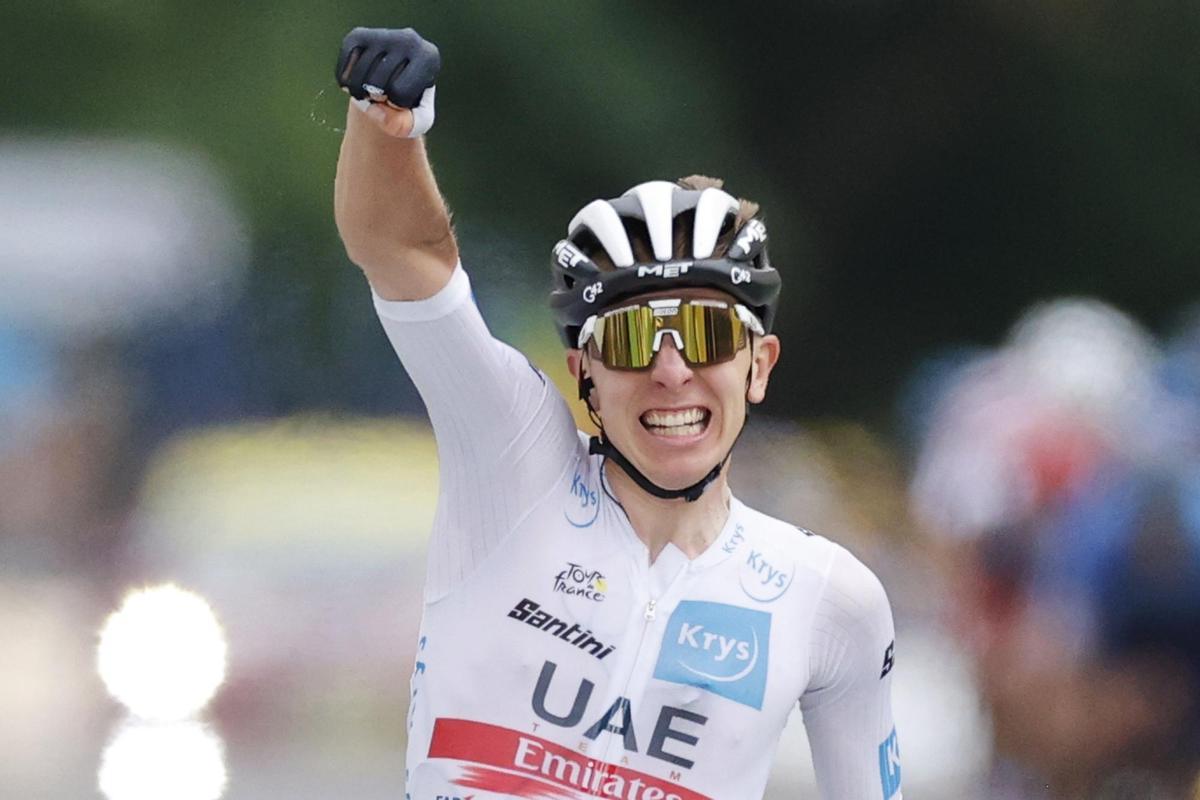 Longwy (France), 07/07/2022.- Slovenian rider Tadej Pogacar of UAE Team Emirates crosses the finish line to win the 6th stage of the Tour de France 2022 over 219.9km from Binche to Longwy, France, 07 July 2022. (Ciclismo, Francia, Eslovenia) EFE/EPA/GUILLAUME HORCAJUELO