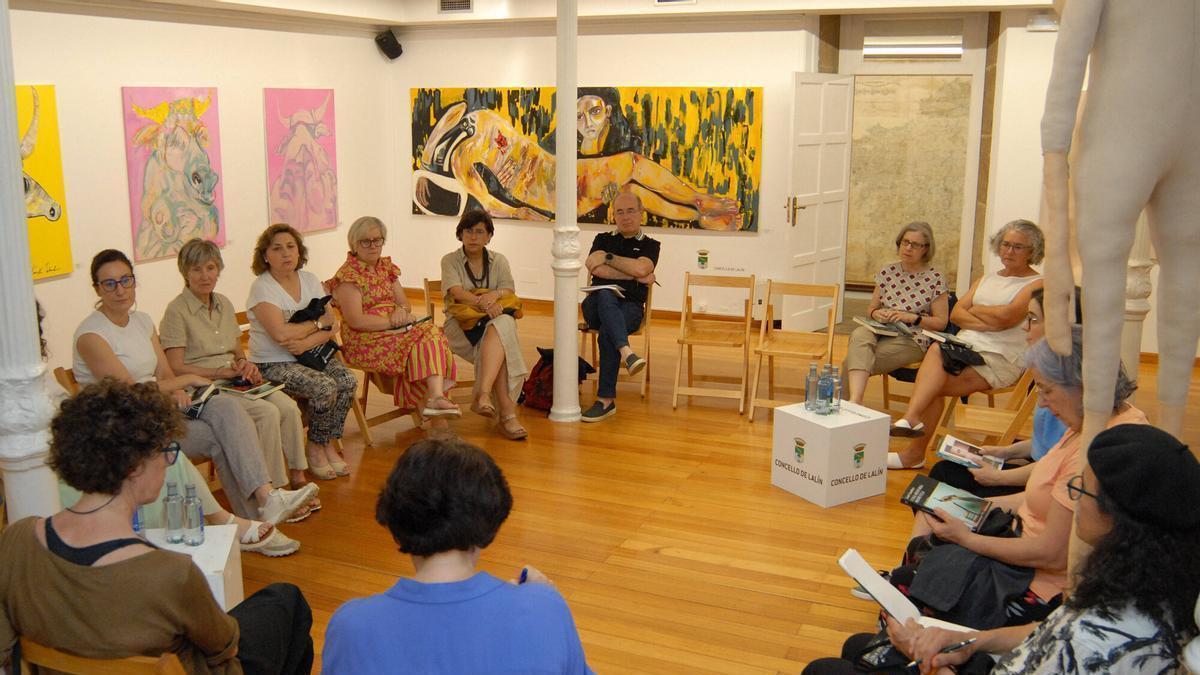 Una reunión anterior del Club de Lectura de Lalín.
