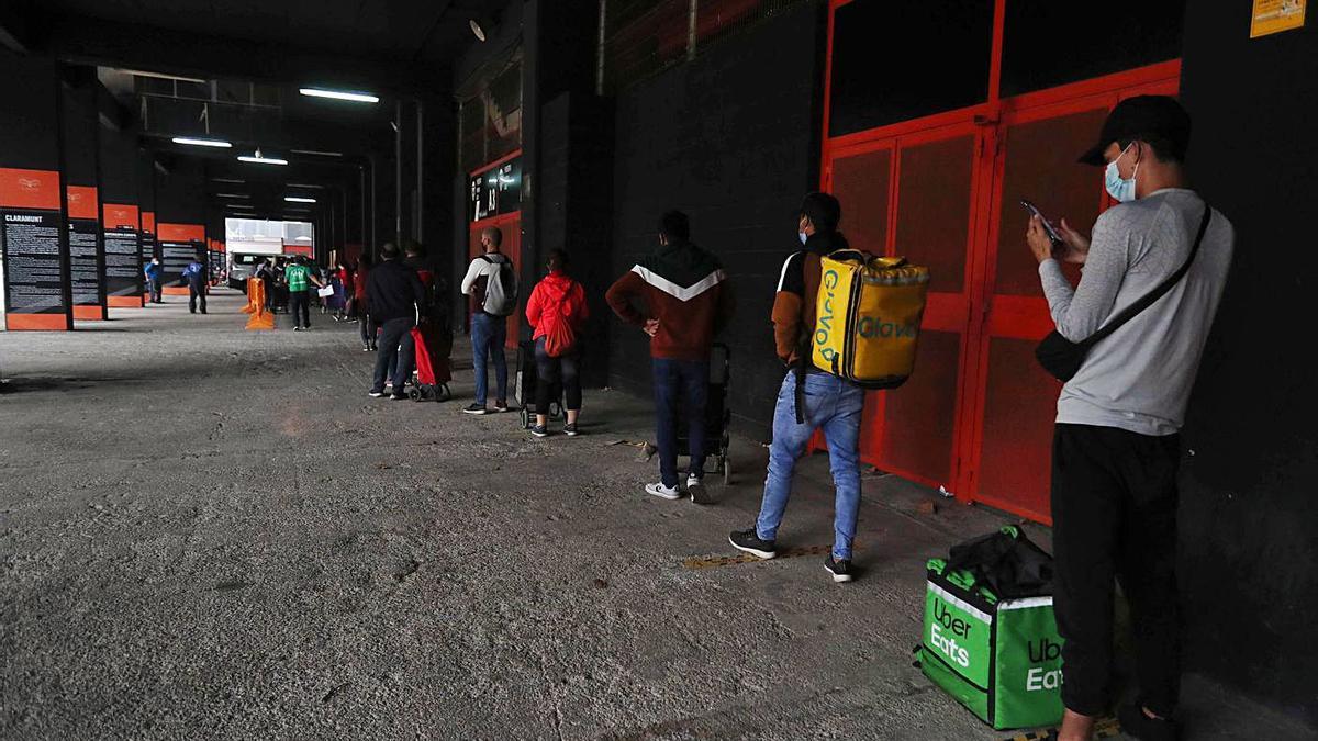 Repartidores de comida a domicilio en la entrega de alimentos en Mestalla. | JOSÉ MANUEL LÓPEZ