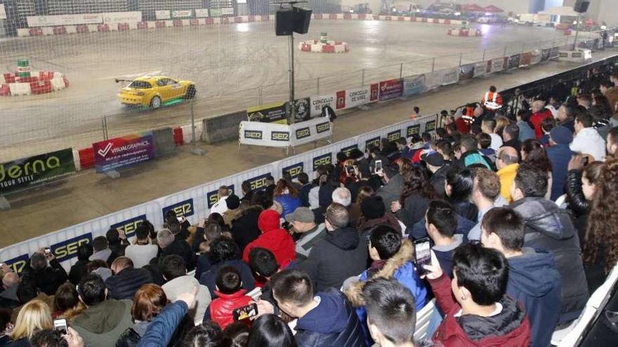Numerosos vigueses disfrutaron ayer de las pruebas de &quot;drift indoor&quot; celebradas en el Ifevi en el marco de Galiexpo Motor Show. // Alba Villar