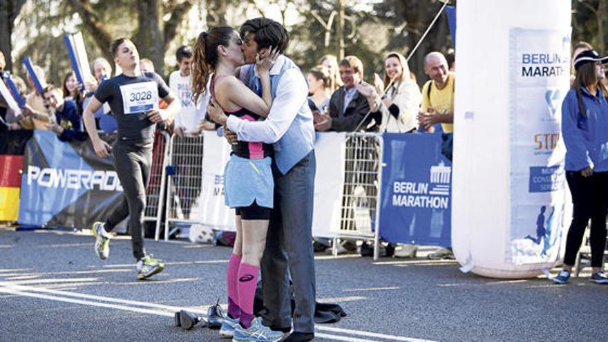 So sind sie, die Spanier: Hugo (Yon González) und Carla (Blanca Suárez) finden sich beim Berlin-Marathon