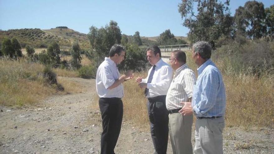 Antonio Sánchez charla con el delegado de Vivienda y Ordenación del Territorio, Enrique Benítez, ayer en La Alberquilla.