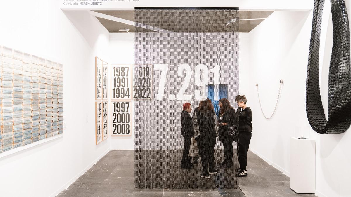 La obra de Ramón Mateos que recuerda a las víctimas de las residencias madrileñas, una de las más comentadas en esta edición de ARCO.