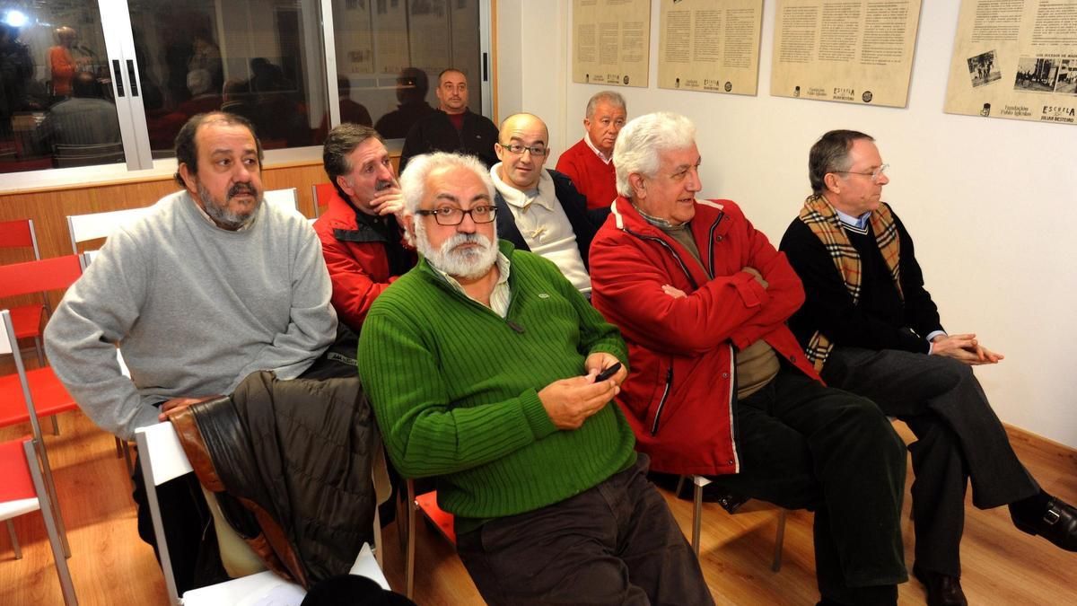 Roberto Araújo, primero por la izquierda, en un acto del PSOE de Vilagarcía.