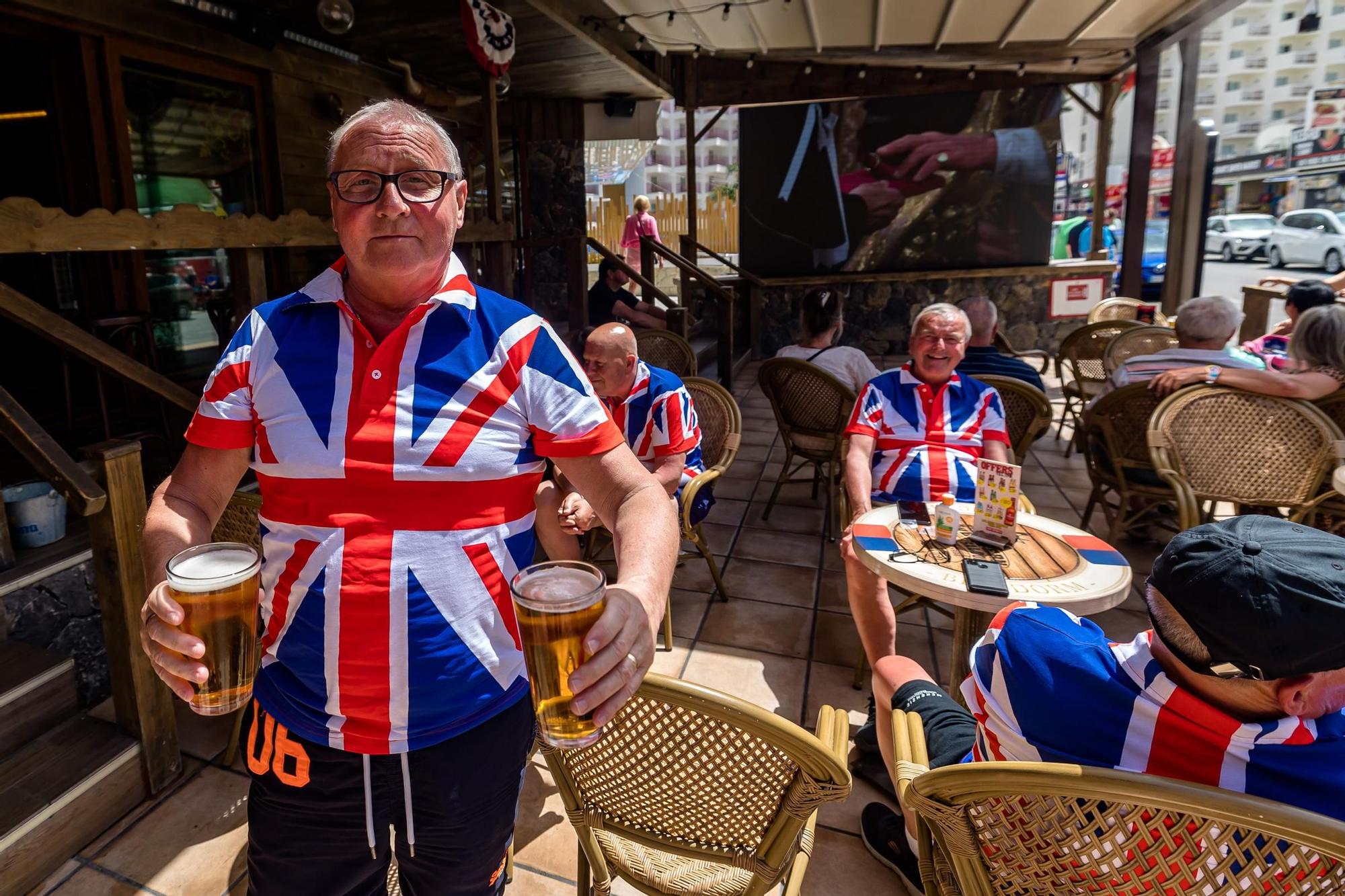 Las calles y terrazas de Benidorm llenas para celebrar la coronación de Carlos III