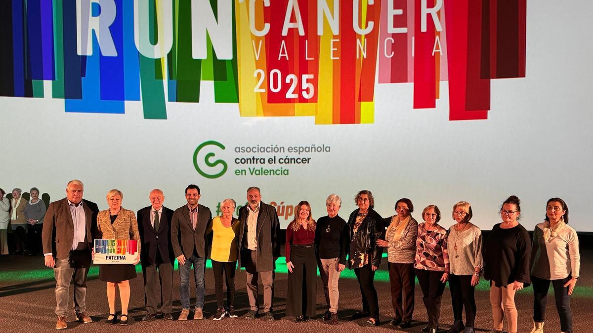 Sagredo, los Tenientes Alcaldes de Deportes, José Manuel Mora y Presidencia, Eva Pérez junto con la Presidenta y miembros de la Junta Local contra el Cáncer de Paterna