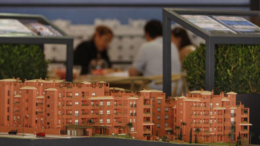 Una pareja negocia las condiciones de una vivienda en una pasada edición del salón inmobiliario SIMed de Málaga.