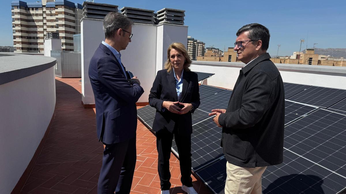La vicepresidenta primera y consellera de Vivienda, Susana Camarero, ha visitado este lunes el barrio de Miguel Hernández