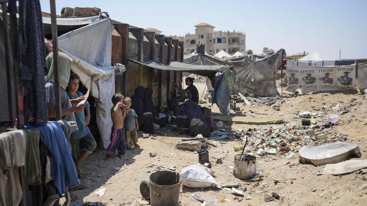 Desplazados palestinos acampan en la playa de Deir al-Balah, en la Franja de Gaza.