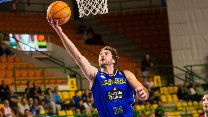 Sean McDonnell entra a canasta en un partido de este curso.