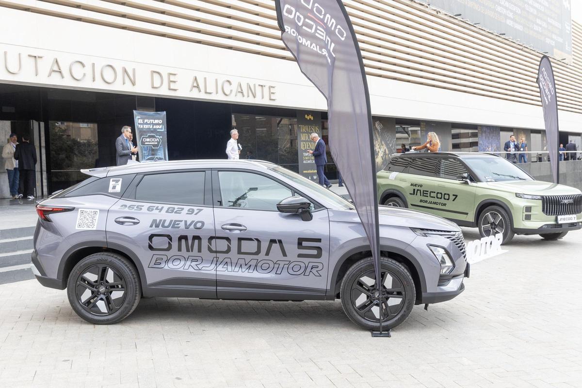 El SUV futurista Omoda 2025 y el  nuevo 4X4 Jaecoo 7 en el III Forum Europeo de Inteligencia Artificial.