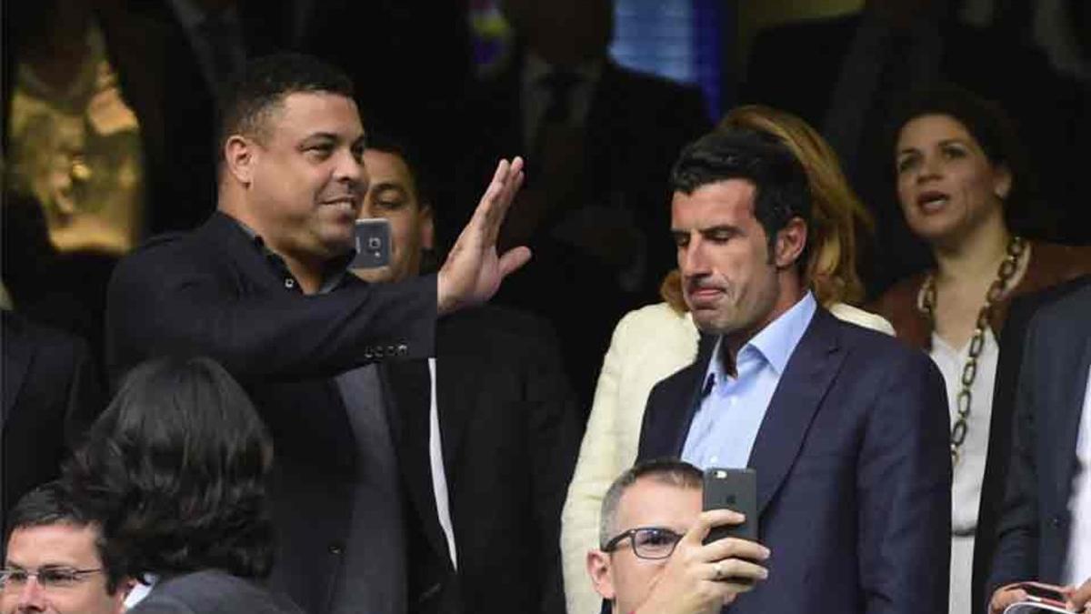 Figo, junto a Ronaldo, en el palco del Bernabéu