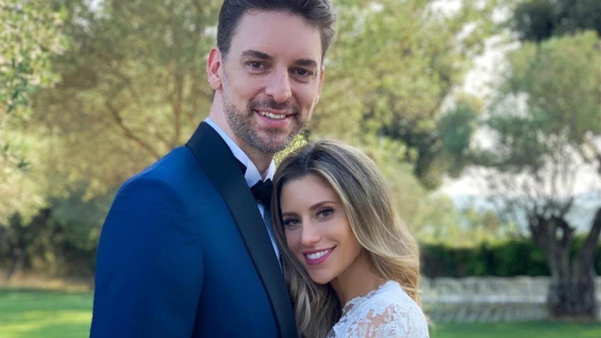 Pau Gasol y Cat McDonnell revelan el sexo de su bebé en un 'baby shower' rosa